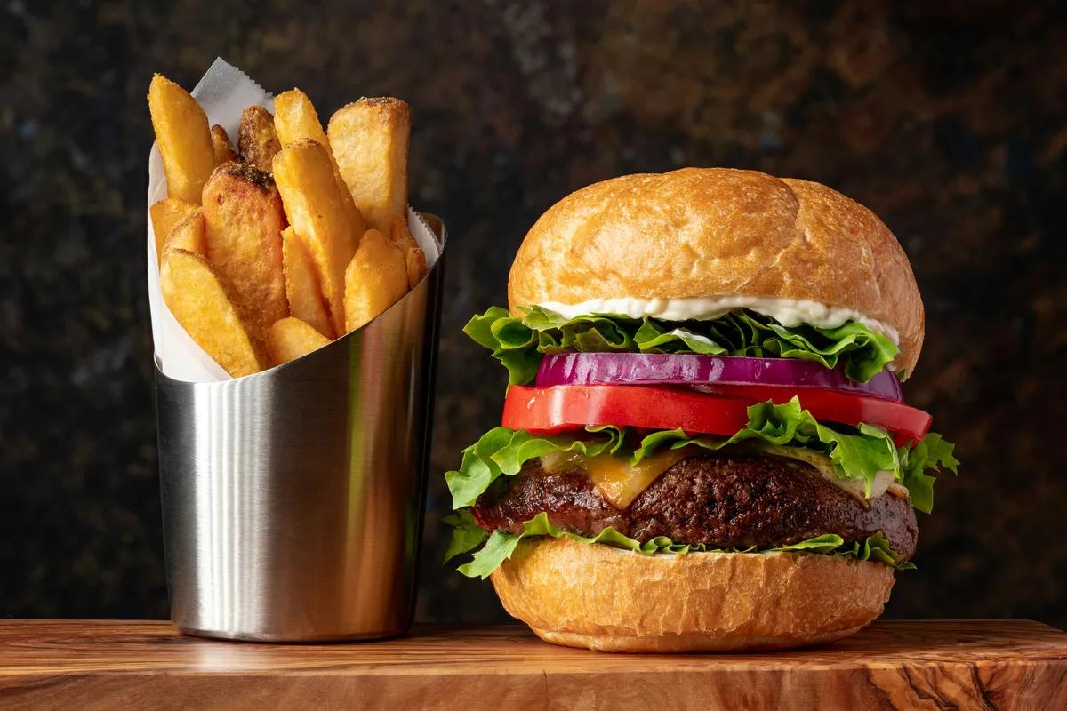 Hamburguesa completa con patatas fritas